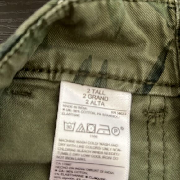 Old Navy Pixie Pants with a Green Tropical Camo Deisign - Size 2 Tall - Picture 5 of 6
